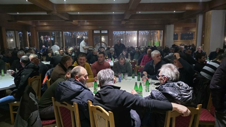 Mlekari, trgovci i farmeri za istim stolom: traži se izlaz iz krize mleka