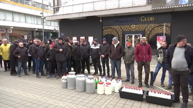 Prosuto mleko ispred Skupštine grada Kraljeva – protest zbog najave da će otkupna cena mleka biti manja za pet dinara