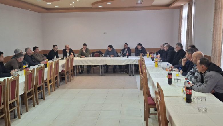 MLEKO NEMA KO DA KUPI, LAGERI PUNI: Uvoz jeftinih sireva gasi otkup u Srbiji