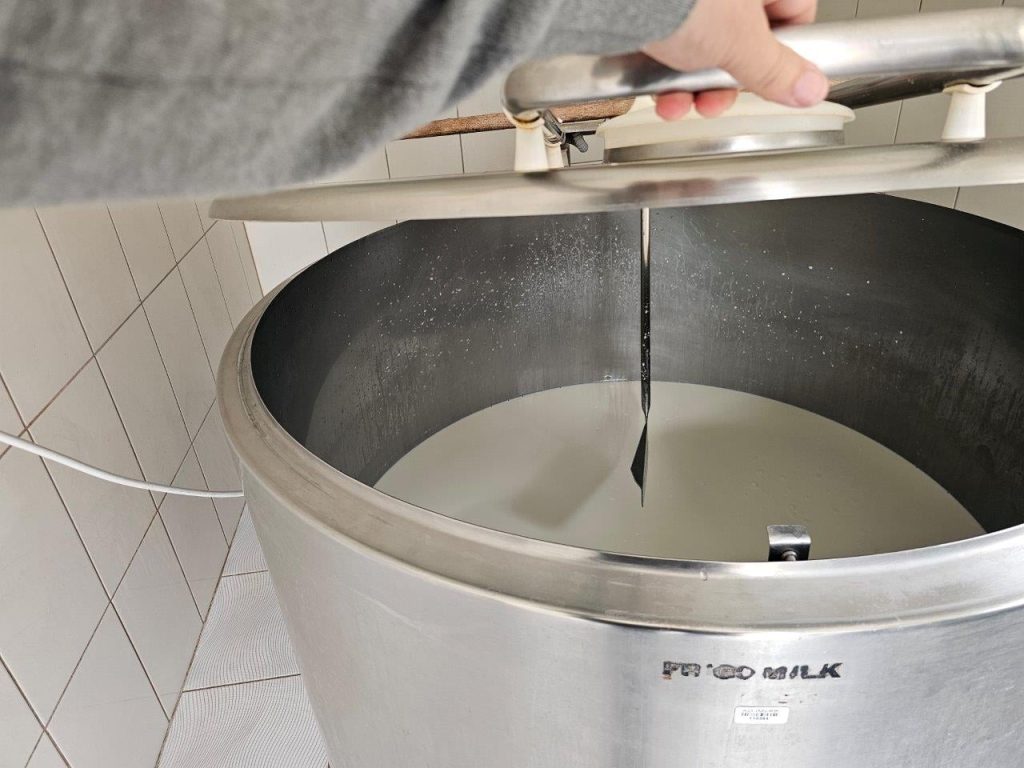 Raspisan Javni poziv za premiju za mleko za četvrti kvartal 2025. godine