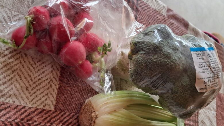ROTKVICA, CELER, KRASTAVCI IZ UVOZA UPAKOVANI KAO ROĐENDANSKI POKLON