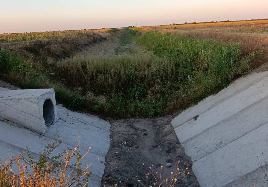 MALA REKA ZLATICA TEČE UZVODNO I U NJU CURI OTPADNA VODA NEUGODNOG MIRISA